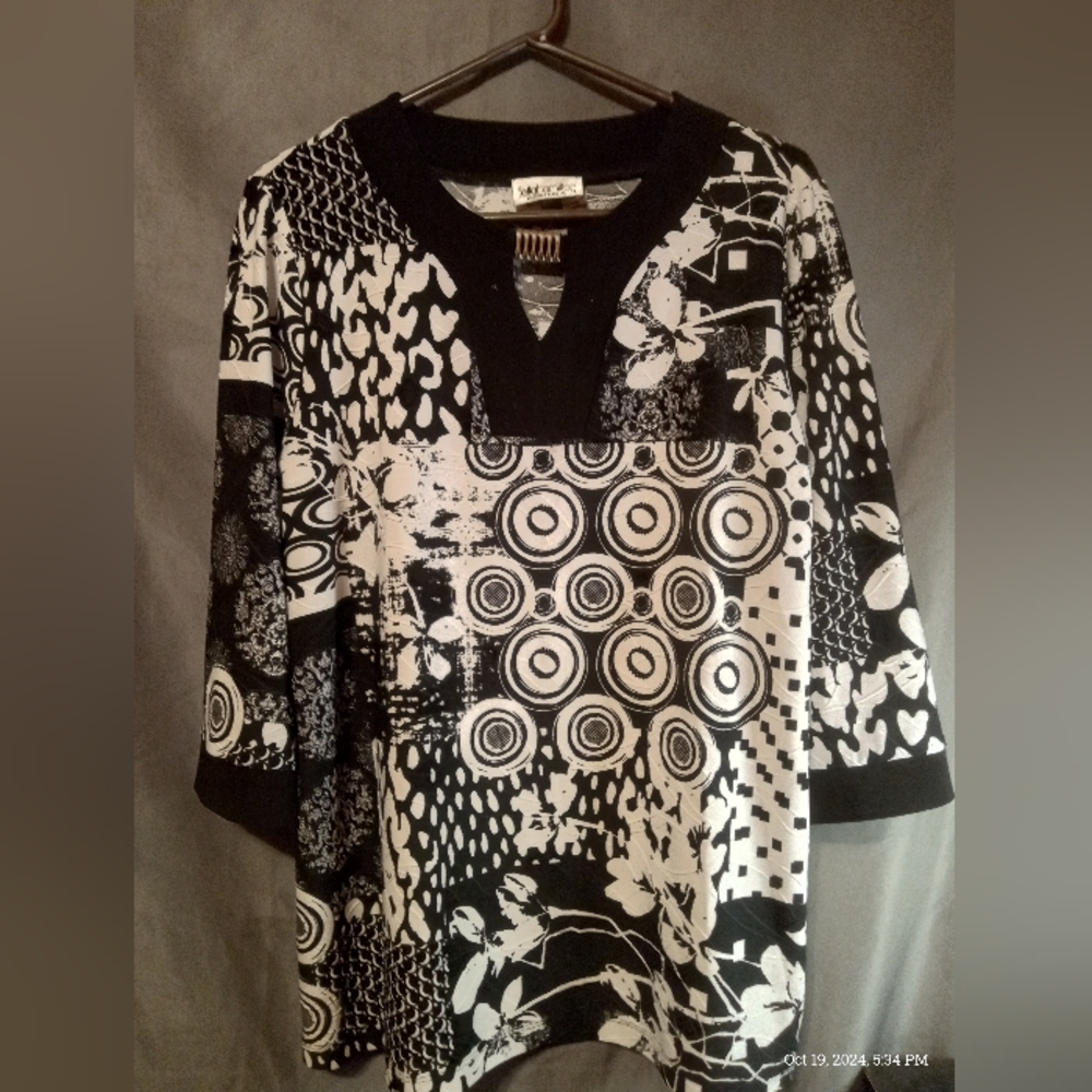 Fella Hamilton plus size opposites attract womens top